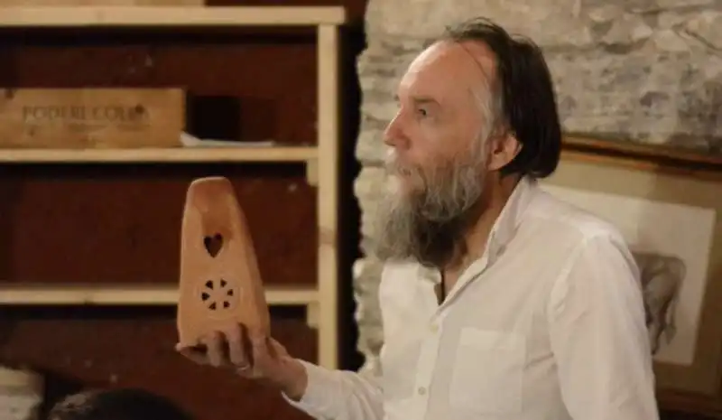 Aleksandr Dugin con la «Julleuchter», la lampada delle SS, a Gavirate, provincia di Varese