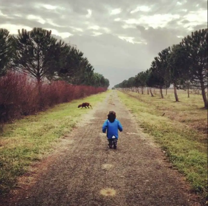 bambina sola per strada 1