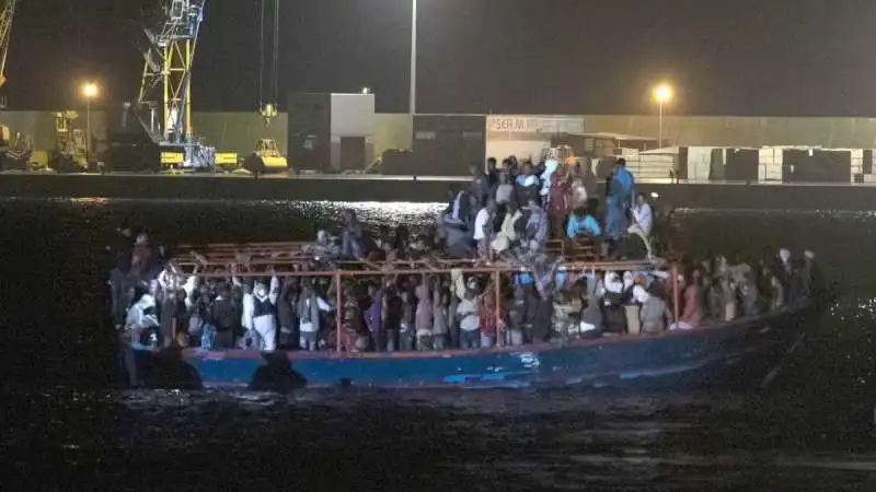 BARCONE CON 236 MIGRANTI ARRIVA A POZZALLO