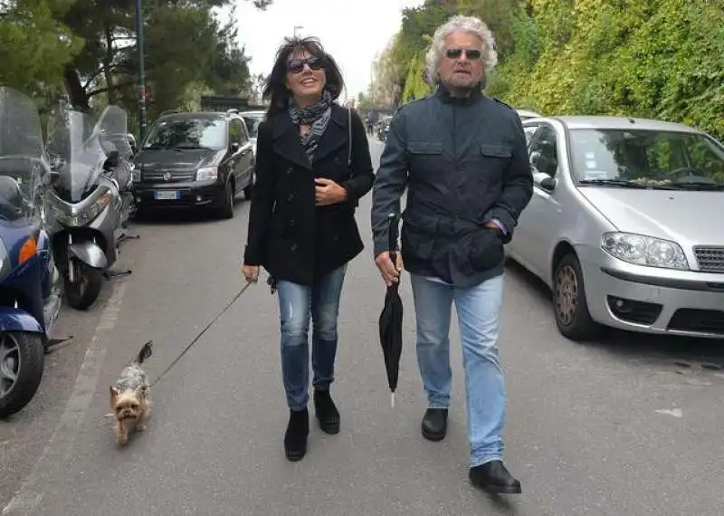 BEPPE GRILLO E LA MOGLIE PARVIN DAVANTI CASA A GENOVA