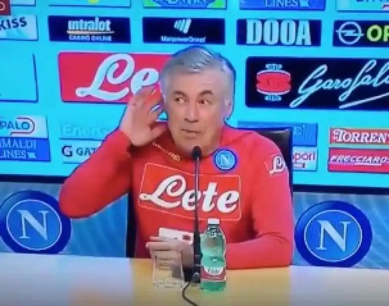 CARLO ANCELOTTI RIPETE IL GESTO DI MOURINHO CONTRO I TIFOSI DELLA JUVENTUS