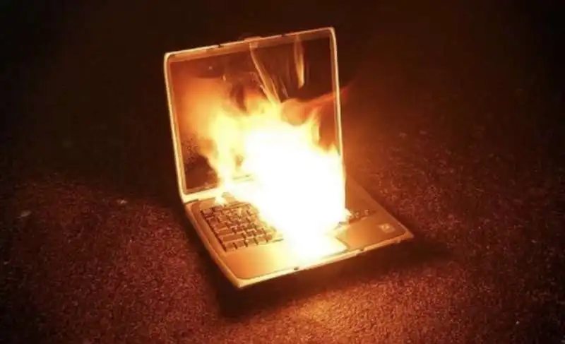 computer in fiamme 1