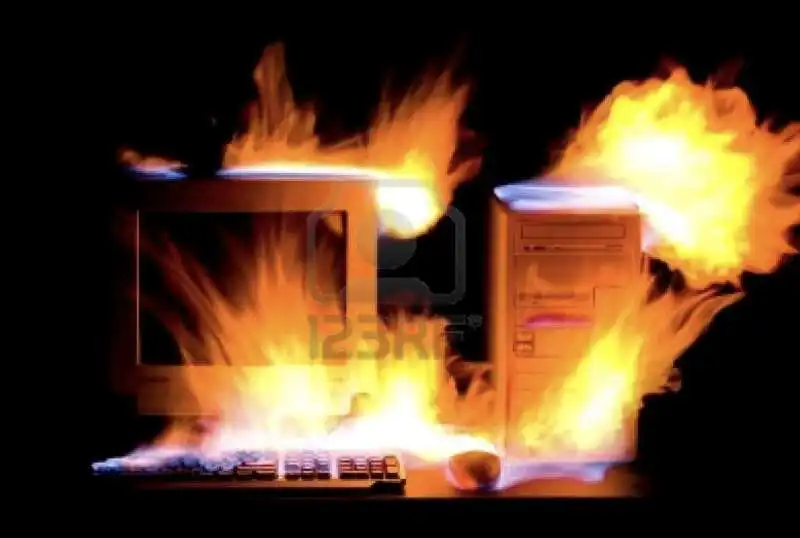 computer in fiamme