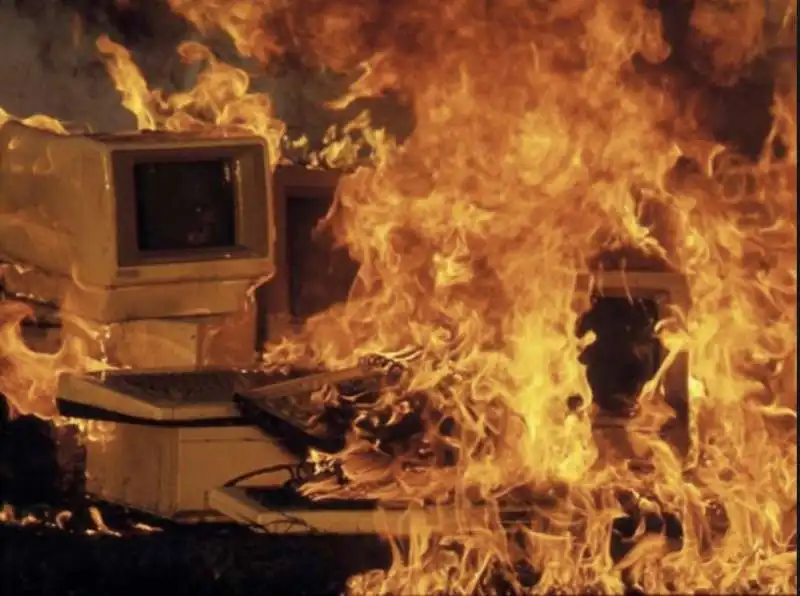 computer in fiamme 2