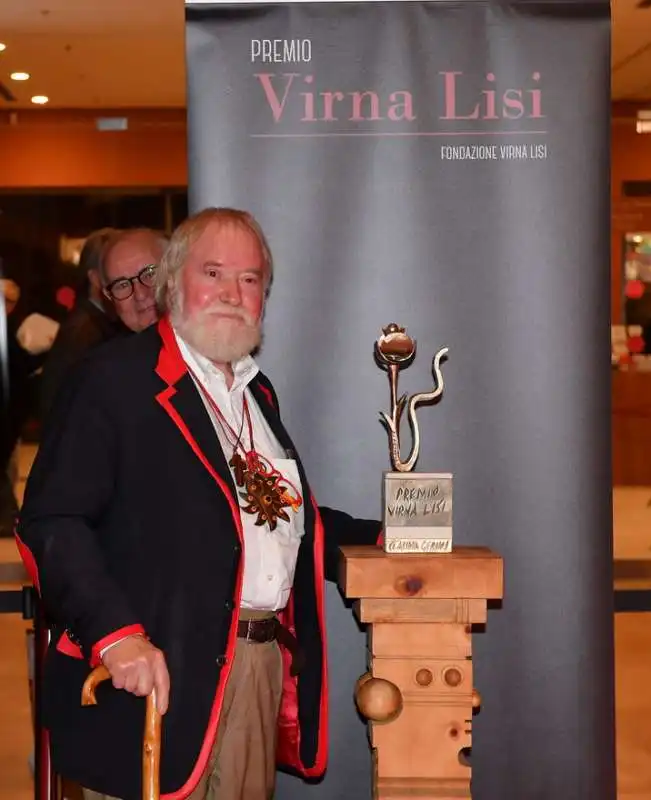 ferdinando codognotto con il fiore in legno da lui creato per il premio virna lisi