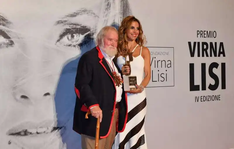 ferdinando codognotto creatore del fiore in legno per il premio virna lisi con veronica pesci