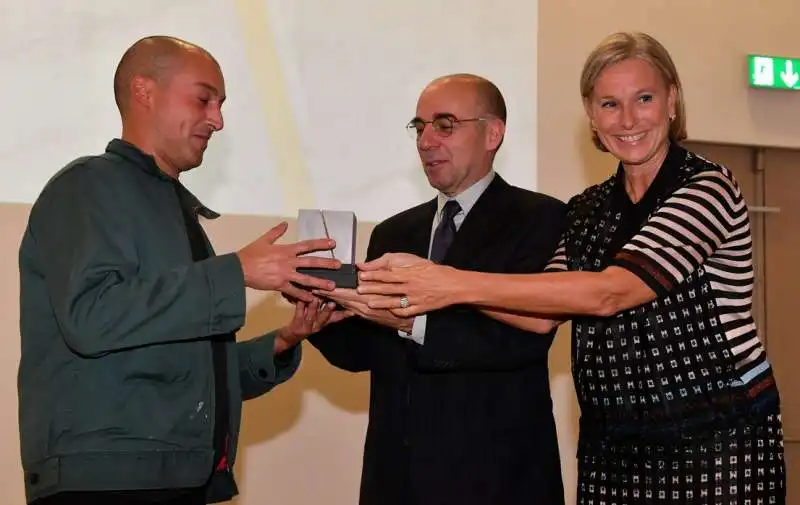 giovanna melandri e giuseppe tornatore premiano il vincitore diego marcon