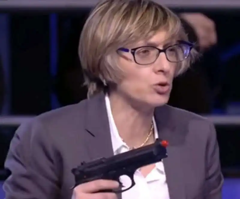 GIULIA BONGIORNO CON PISTOLA