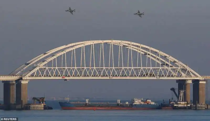 il ponte sullo stretto di kerch fatto da putin