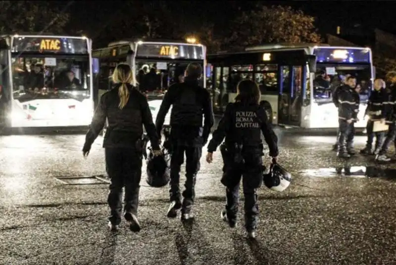 irruzione nelle villette dei casamonica   gli agenti arrivano in autobus 2