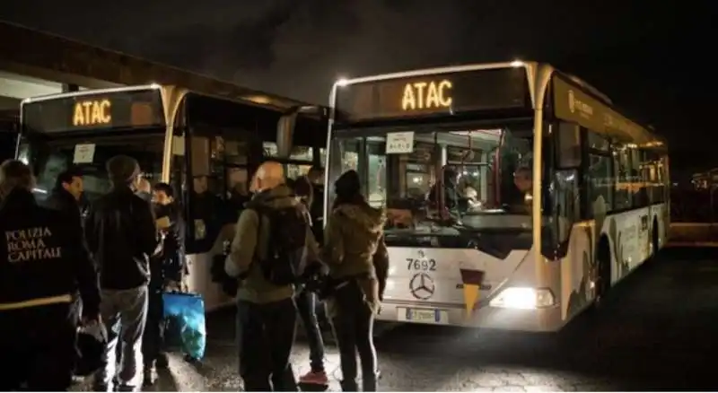 irruzione nelle villette dei casamonica   gli agenti arrivano in autobus 5