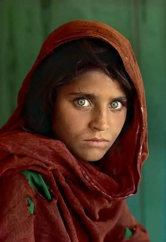 la foto iconica di steve mccurry alla ragazza pashtun sharbat gula