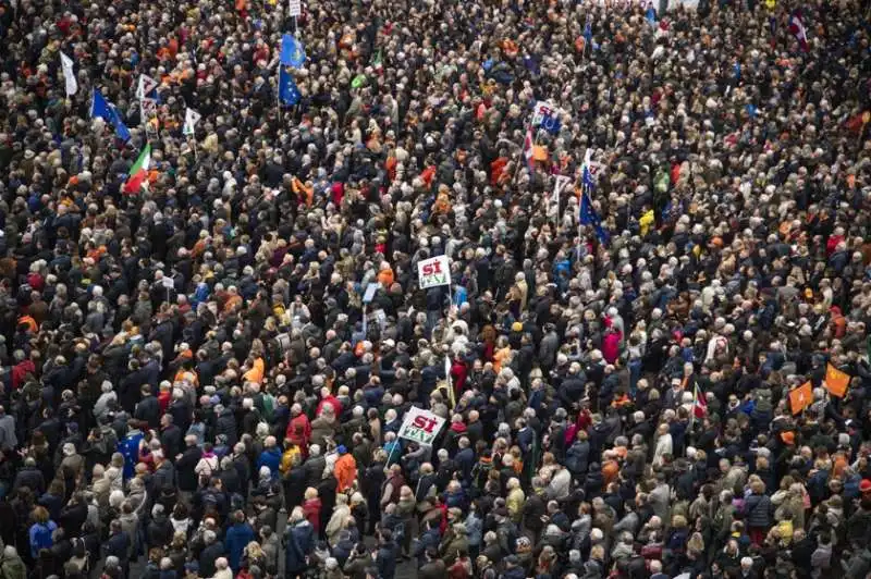 la manifestazione 'si' tav' in piazza castello a torino 1