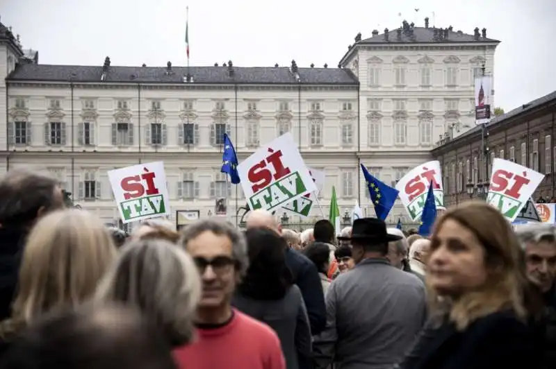 la manifestazione 'si' tav' in piazza castello a torino 11