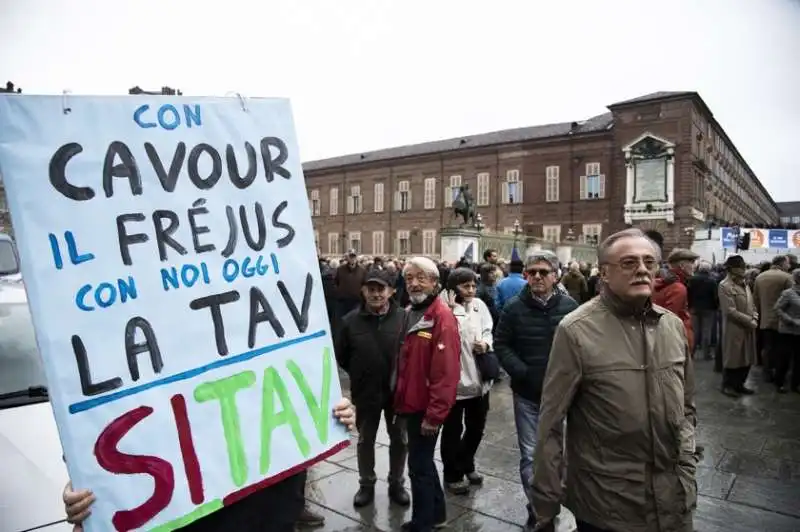 la manifestazione 'si' tav' in piazza castello a torino 12