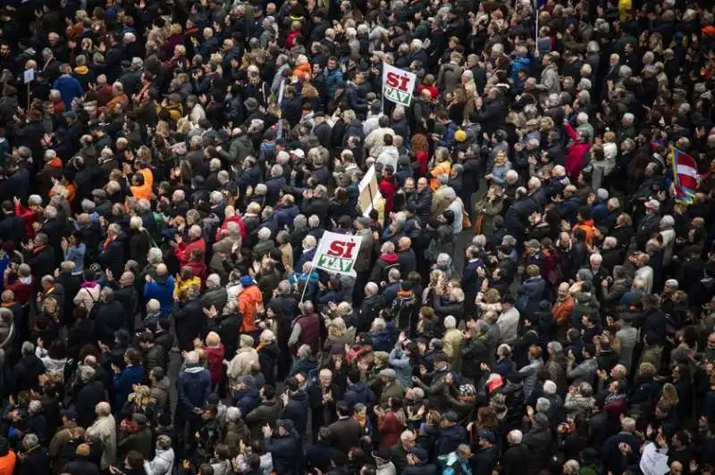 la manifestazione 'si' tav' in piazza castello a torino 3