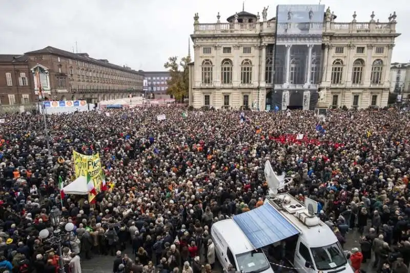 la manifestazione 'si' tav' in piazza castello a torino 5