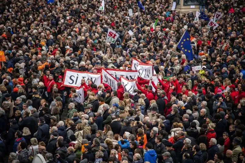 la manifestazione 'si' tav' in piazza castello a torino 6