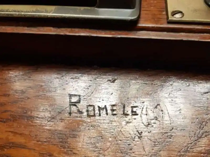 la scritta con il nome di romele incisa in un banco di montecitorio 1