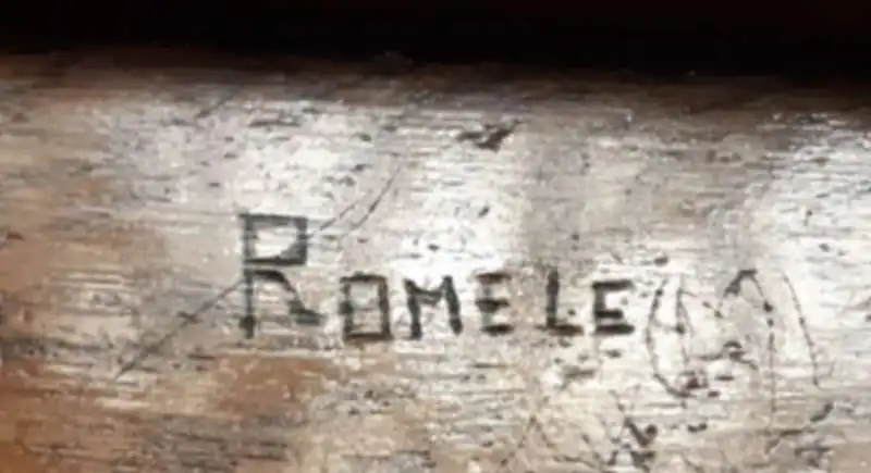 la scritta con il nome di romele incisa in un banco di montecitorio