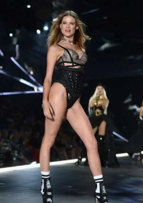 la sfilata di victoria s secret 12