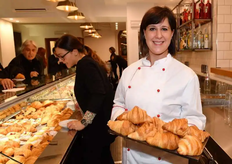 laura cristiani con i cornetti per gli invitati