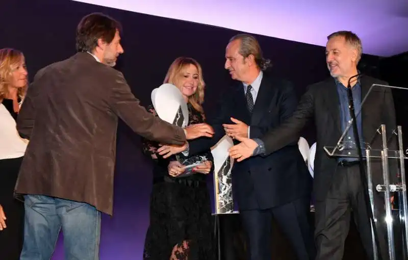 luca bergamo premia i produttori del film la gatta cenerentola carolina terzi luciano stella e mauro lucchetti