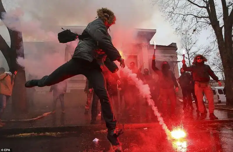 proteste contro l'ambasciata russa a kiev