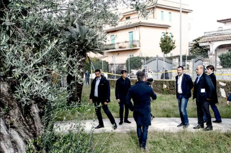 salvini e zingaretti alla demolizione della villa dei casamonica 1