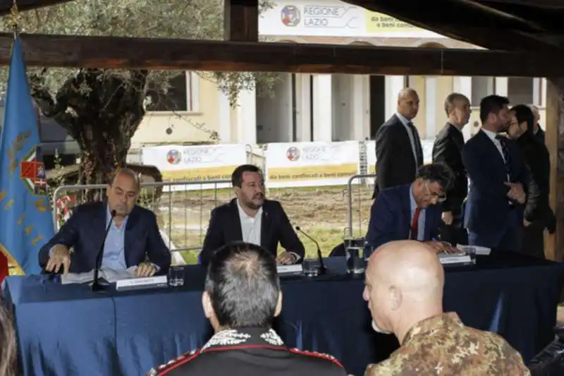 salvini e zingaretti alla demolizione della villa dei casamonica 7