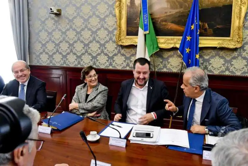 SALVINI PRESIEDE IL COMITATO PER L'ORDINE E LA SICUREZZA PUBBLICA CON IL PREFETTO CARMELA PAGANO A NAPOLI