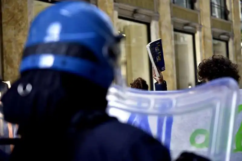 sit in contro salvini a napoli 1