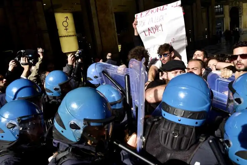 sit in contro salvini a napoli 4