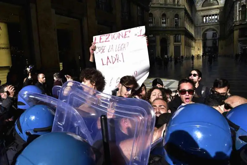 sit in contro salvini a napoli 8