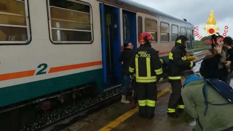 tromba d'aria su treno in corsa a catanzaro