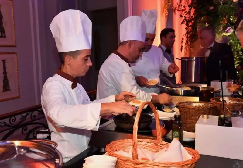 uova e spaghetti al tartufo per gli ospiti