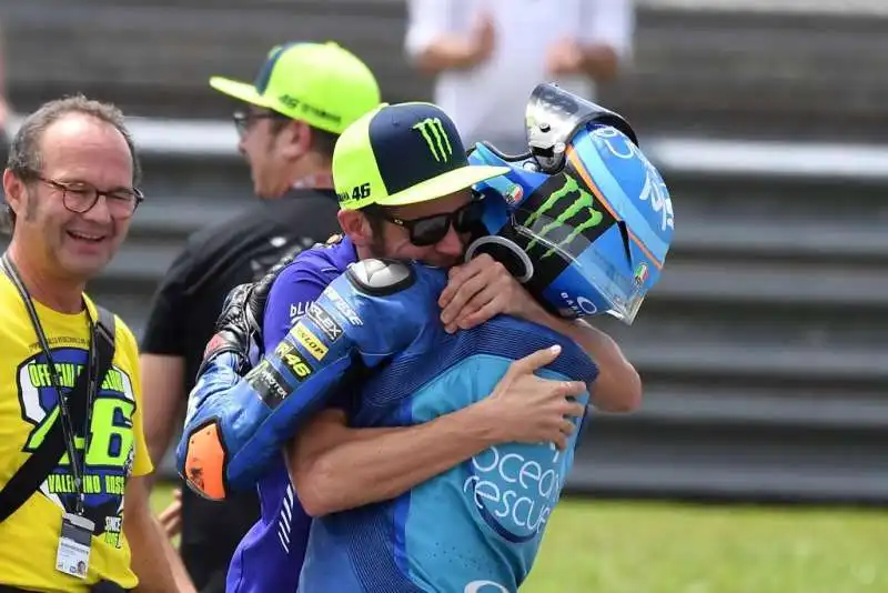 valentino rossi abbraccia luca marini