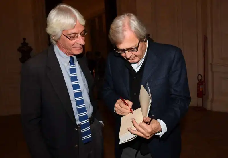 vittorio sgarbi autografa il libro a paolo giorgi