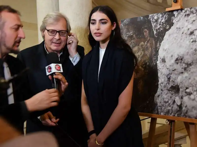 vittorio sgarbi e la sua assistente paola camargo intervistati (1)