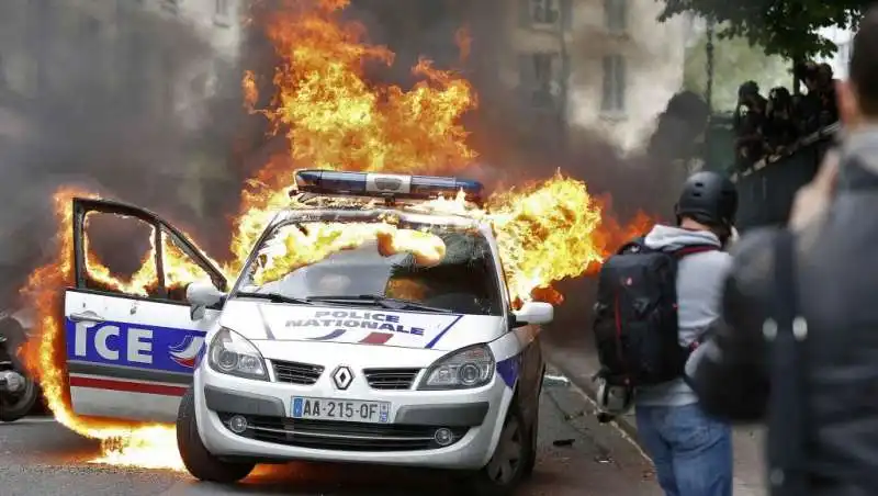 agguati alla polizia in francia  1