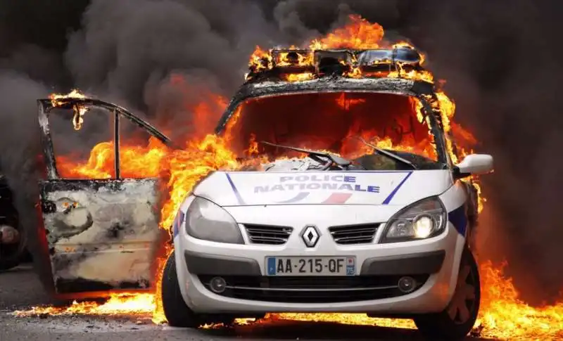 agguati alla polizia in francia  3