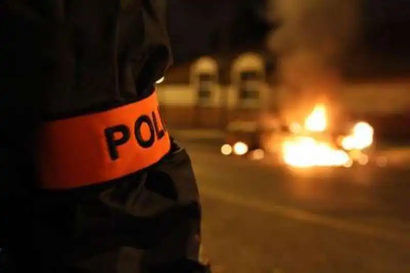 agguati alla polizia in francia  7