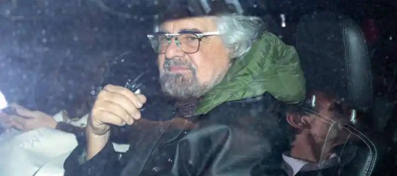 BEPPE GRILLO IN MACCHINA ESCE DALL'AMBASCIATA CINESE