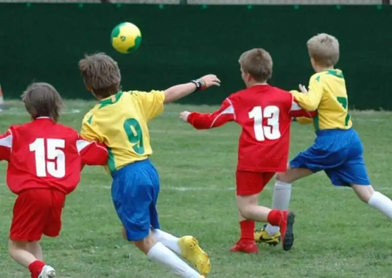 bimbi giocano a calcio 3