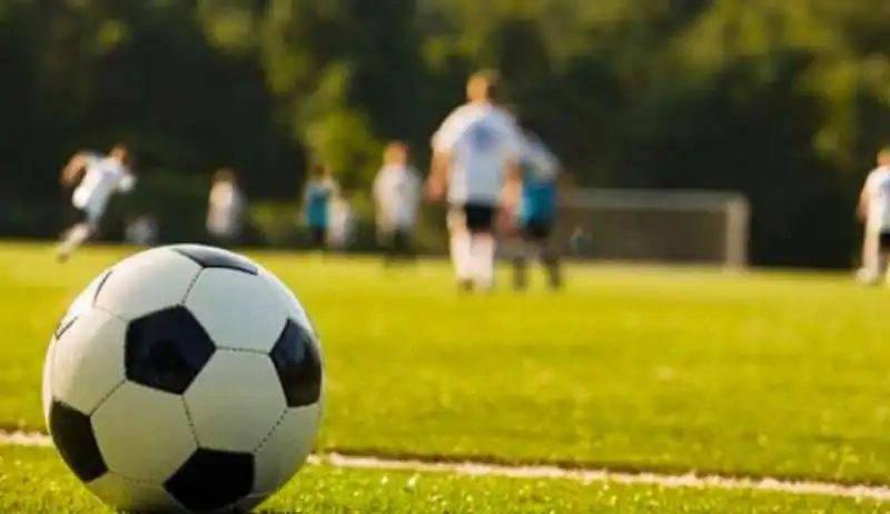 bimbi giocano a calcio 4