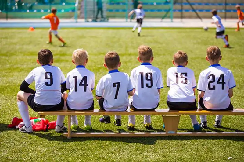 bimbi giocano a calcio 5