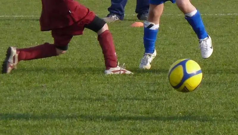 bimbi giocano a calcio 7