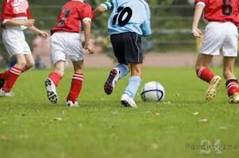 bimbi giocano a calcio 8