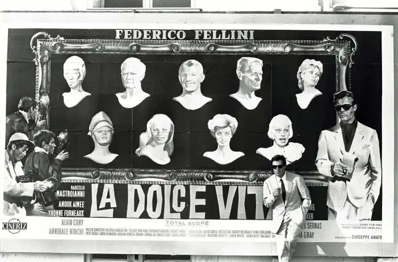 cannes 1960   marcello mastroianni in posa davanti al manifesto della dolce vita 