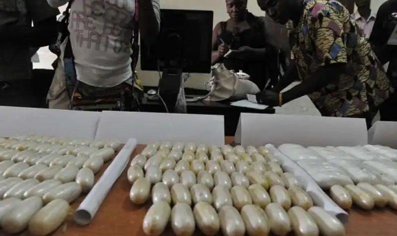 cocaina in una stazione di polizia in guinea